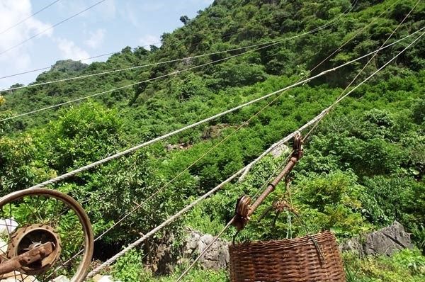Na được vận chuyển bằng ròng rọc