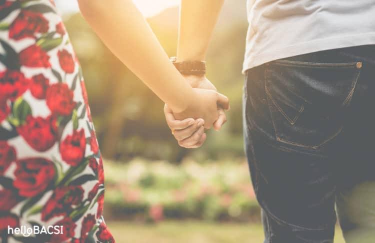 Nắm tay cô ấy khi đi bộ