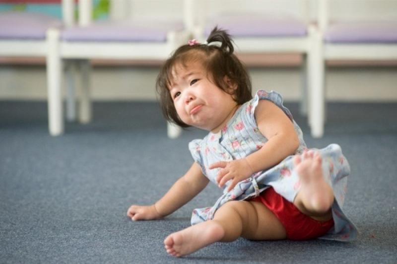 Trẻ ngã dẫn đến xây xát chân tay