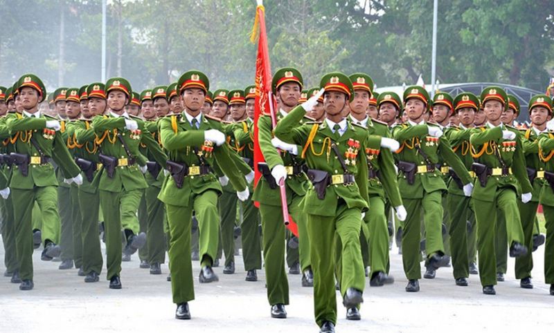 Yêu công an sẽ khổ lắm em ơi