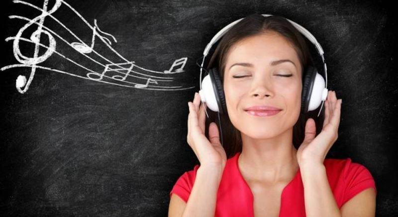 Hãy tìm cho mình một ca khúc phù hợp, nhắm mắt, thả lỏng bản thân, lấy lại tinh thần tích cực