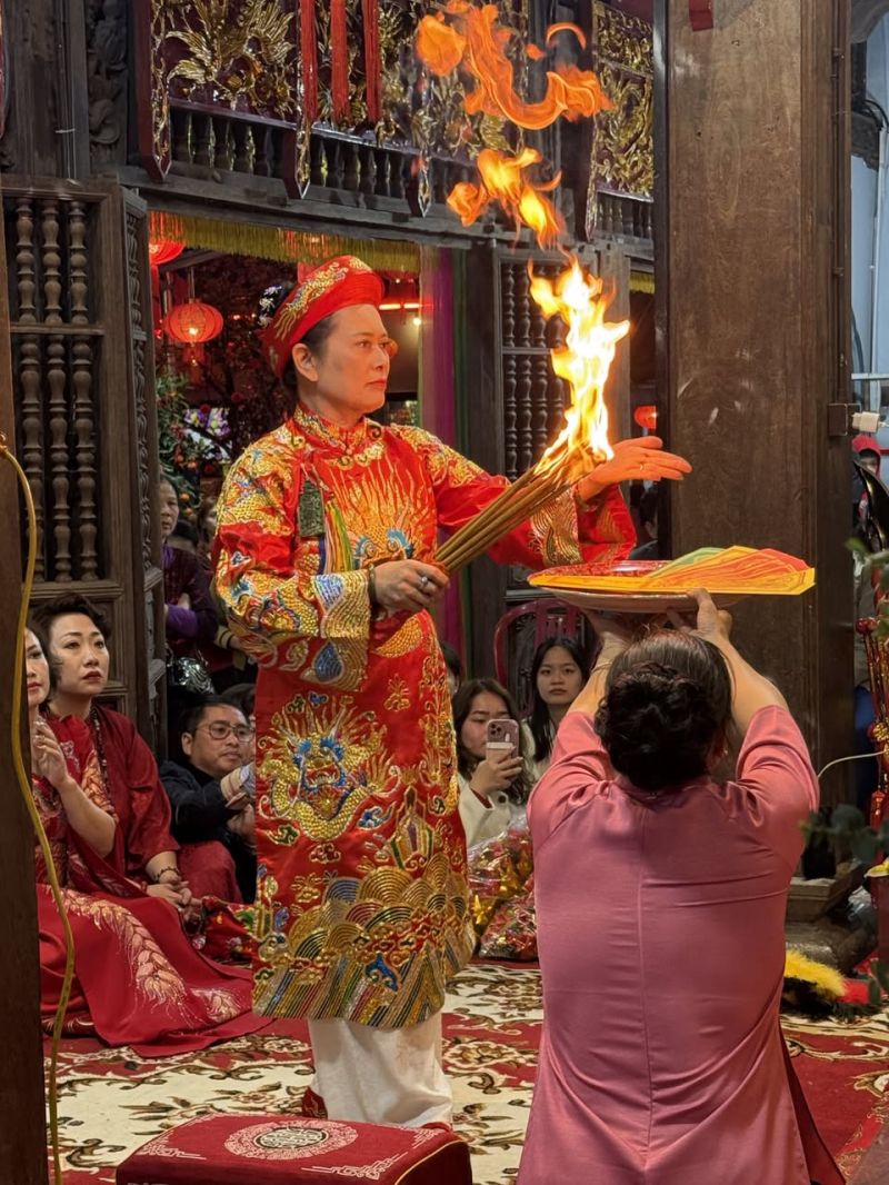 Nghệ Nhân Ưu Tú Trần Thị Kim Huệ – Người Gìn Giữ Hồn Cốt Tín Ngưỡng Thờ Mẫu Việt Nam