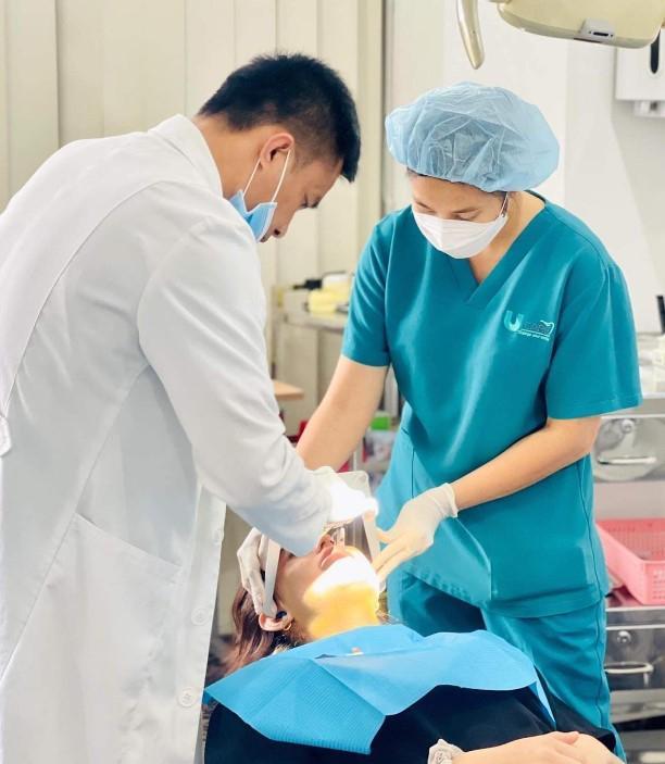 Khách hàng điều trị viêm tủy tại nha khoa Ucare