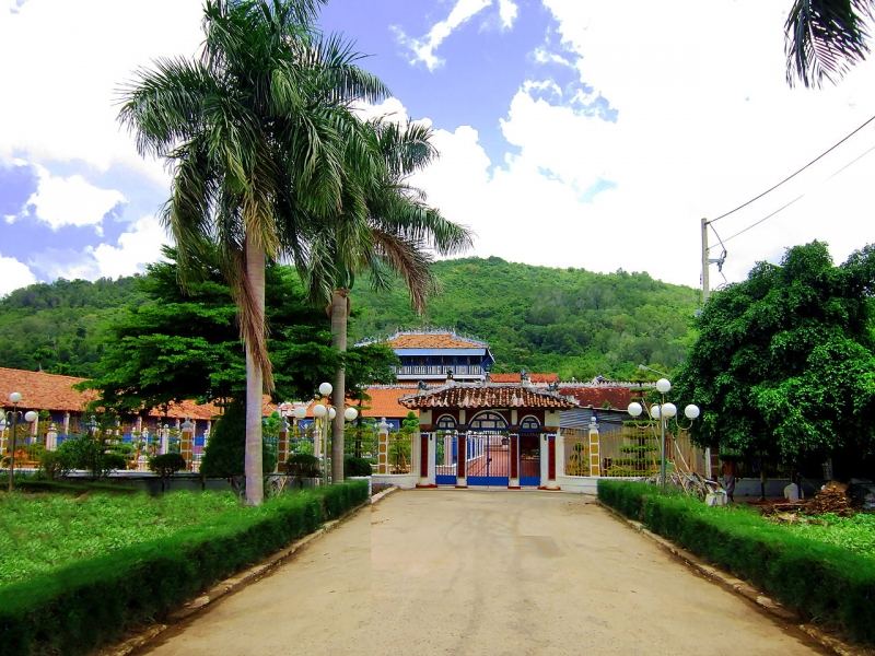 Lối vào đền ông Trần
