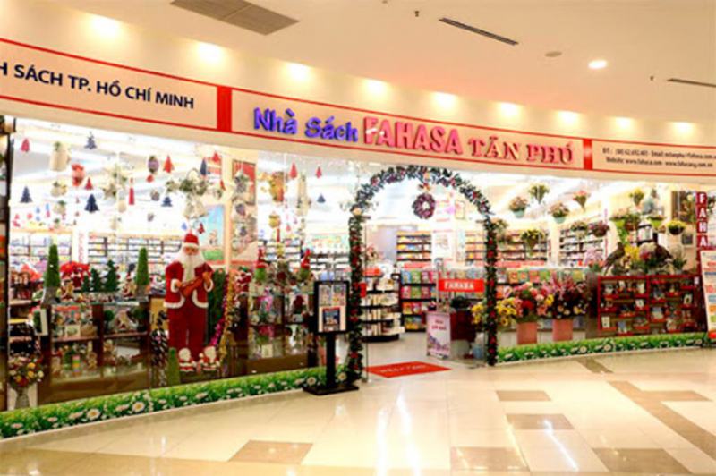 Nhà sách Fahasa Tân Phú trang trí dịp Noel