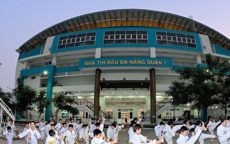 Các học viên lớp Karate tập luyện tại Nhà thi đấu đa năng quận 7