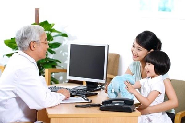 Thăm khám bác sĩ khi có biểu hiện viêm da cơ địa