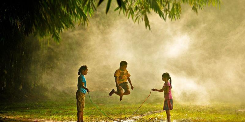 Trò chơi nhảy dây không chỉ là hoạt động giải trí mà còn giúp rèn luyện sự linh hoạt, sự nhạy bén, và sự phối hợp giữa mắt và tay