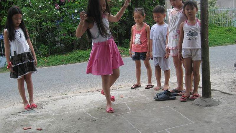 Nhảy lò cò ở sân nhà