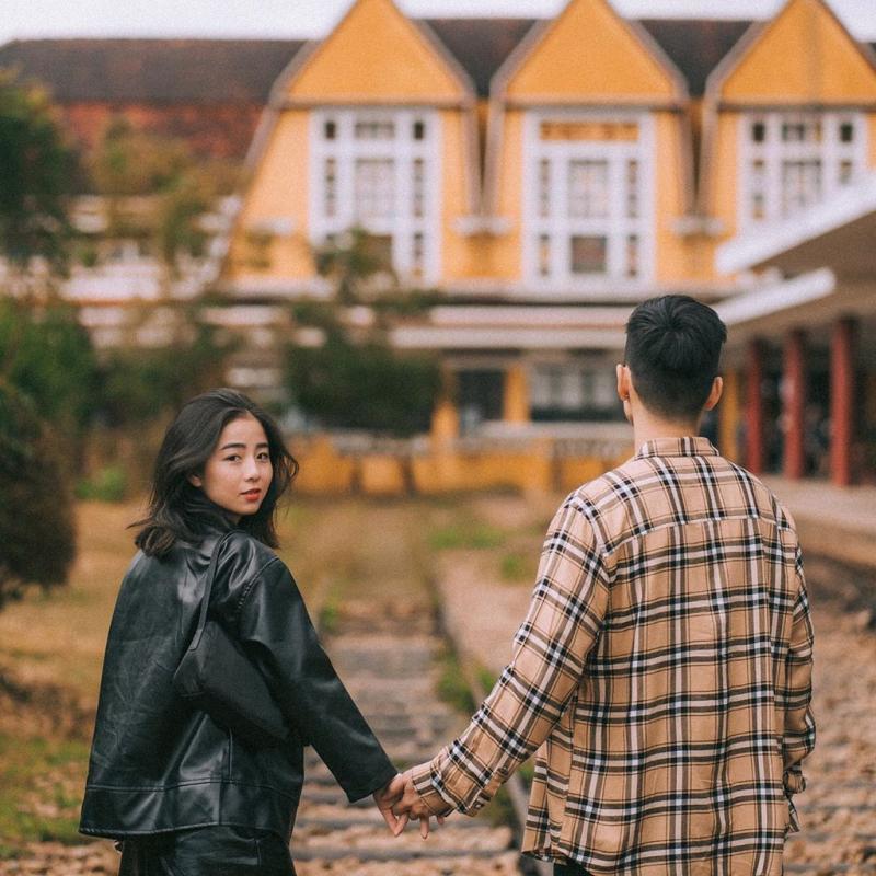 Nhẹ nhàng đan tay mình vào tay anh ấy