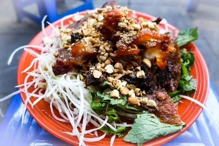 Nộm thập cẩm có bò khô miếng, thịt xíu, gân bò, gan, phổi, đu đủ nạo sợi và rau thơm.