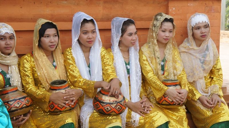 Những cô gái chăm thu hút với bộ trang phục ánh vàng