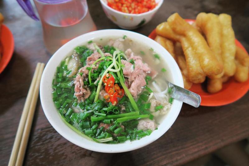 Phở Bát Đàn không dùng gia vị hay mì chính mà chỉ nấu đơn thuần bằng xương với nước mắm.