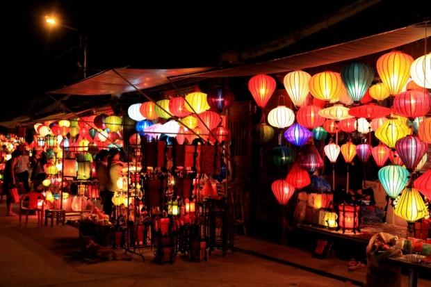 Lưng linh phố đi bộ về đêm