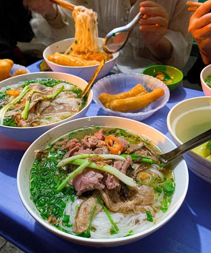 Một bát phở ở đây khá đầy đặn, phục vụ vô cùng chu đáo
