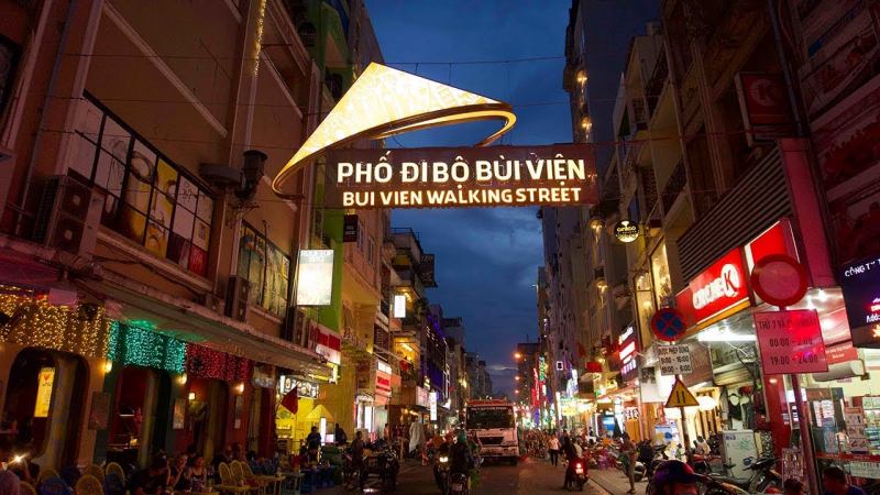 Khách du lịch nước ngoài tại phố Tây