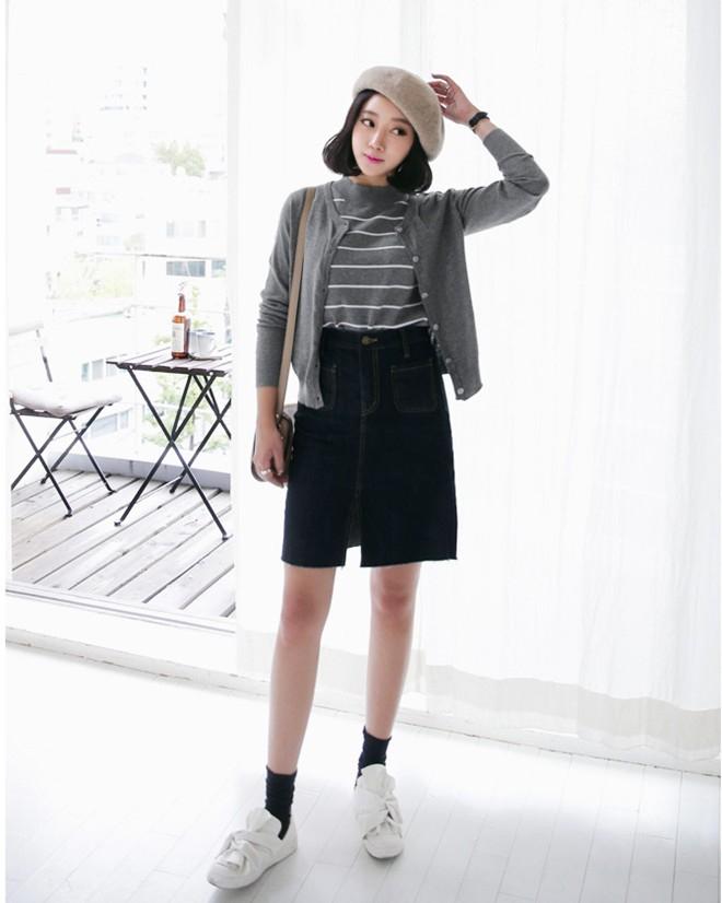 Phối đồ với áo cardigan và chân váy ngắn