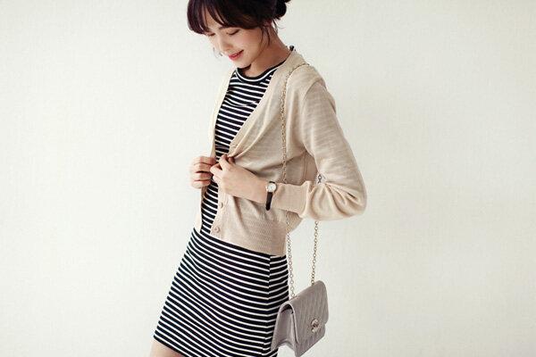 Phối đồ với áo khoác len cardigan cùng váy liền