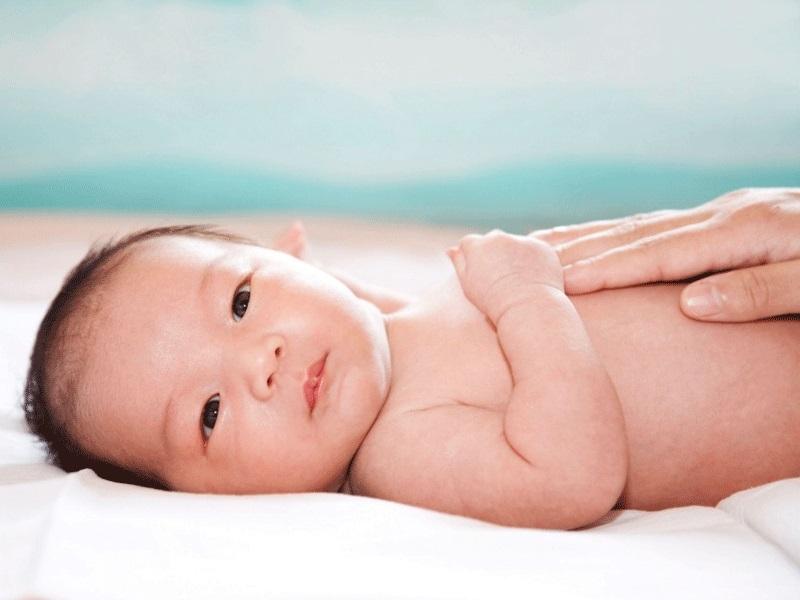 Đếm nhịp thở, phân biệt độ lõm ở lồng ngực của trẻ.
