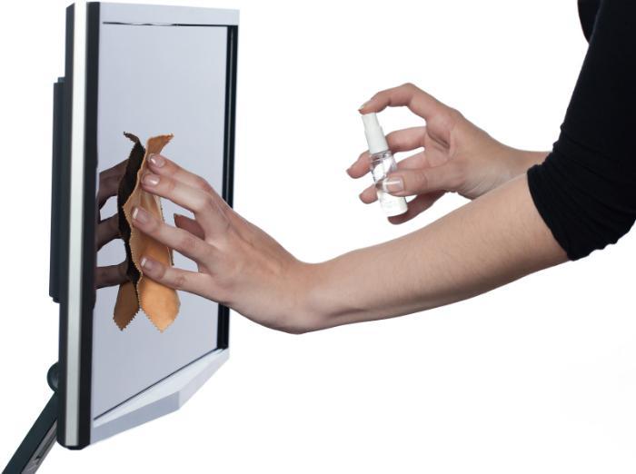 Thay vì xịt trực tiếp lên nội thất, bạn hãy xịt dung dịch làm sạch lên một tấm vải và dùng tấm vải đó để lau đồ đạc.