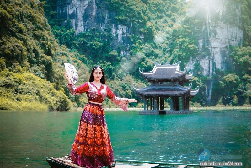 Bạn có thể thuê thuyền để tham quan