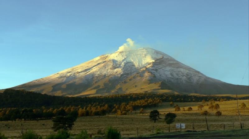 Hình ảnh Popocatépetl với những sông băng trắng xóa trên đỉnh