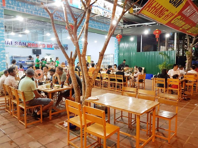Khách hàng tấp nập