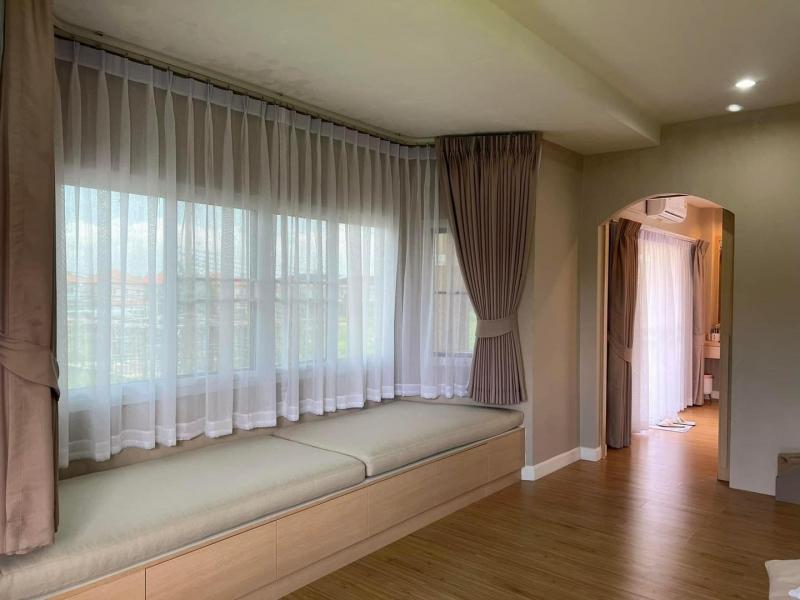 DUHA cung cấp đa dạng về mẫu mã, kiểu dáng và màu sắc với hàng nghìn mẫu vải, từ sắc sảo đến sang trọng