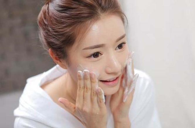 Rửa mặt đúng cách chính là điều cơ bản nhất để ngăn ngừa mụn.
