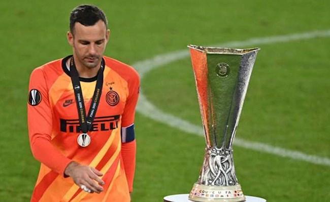 Samir Handanovic  là cầu thủ bóng đá Slovenia chơi ở vị trí thủ môn cho Inter Milan