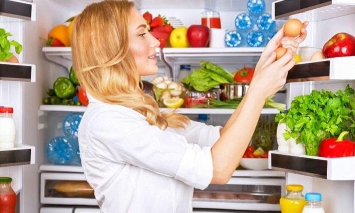 Sắp xếp lại đồ ăn trong tủ lạnh