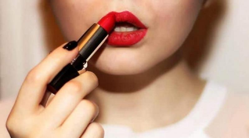 Son môi biểu thi địa vị xã hội