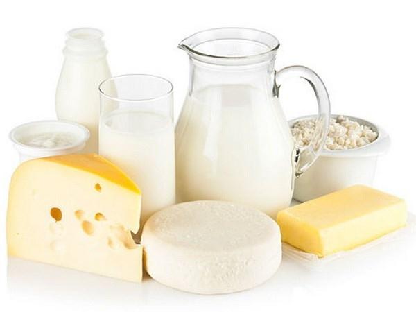 Một cốc sữa nóng, một hũ sữa chua, một miếng pho mát trước khi đi ngủ là việc rất nên làm