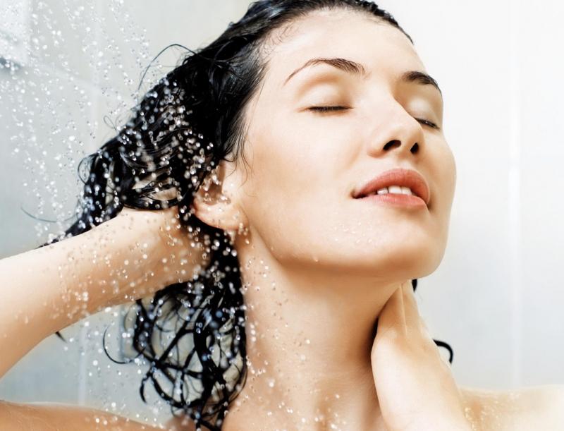 Tránh tắm nước nóng lâu dưới vòi hoa sen.