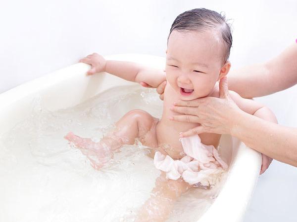 Để con thật thoải mái trong quá trình làm sạch da