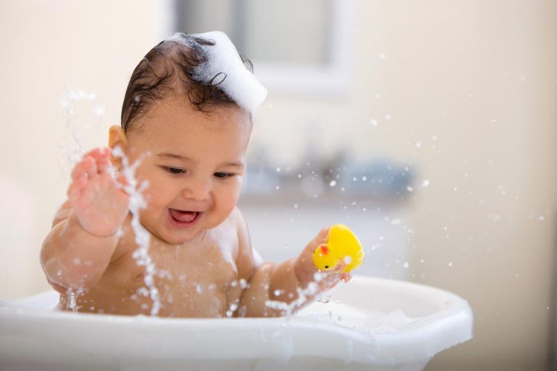 Để con thật thoải mái trong quá trình làm sạch da