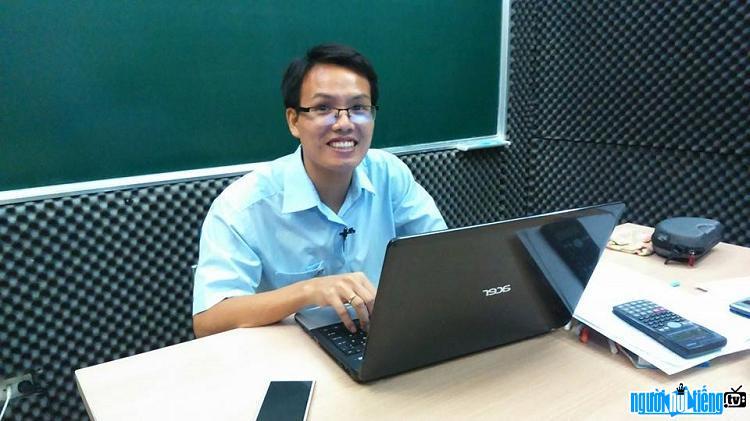 Đọc tham khảo đề văn các năm trước, kết hợp làm thêm nhiều dạng đề mới sẽ giúp bạn  rèn luyện thêm