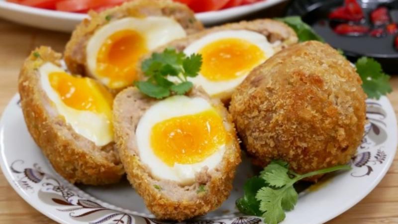 Thịt băm bọc trứng luộc