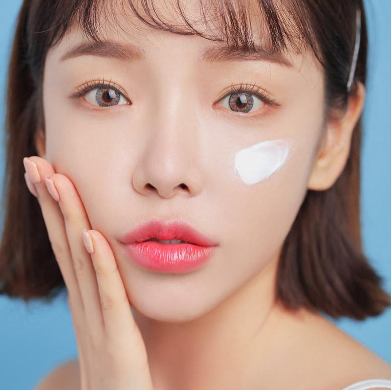 Hãy  thoa kem chống nắng để bảo vệ làn da khỏi những tác hại của tia UV nhé.