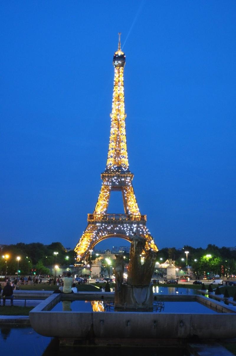 Thời gian xây dựng tháp Eiffel