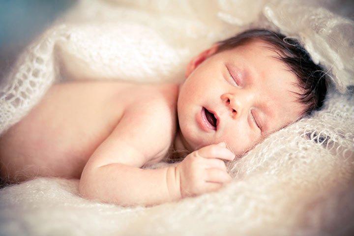Thường xuyên kiểm tra mồ hôi của trẻ