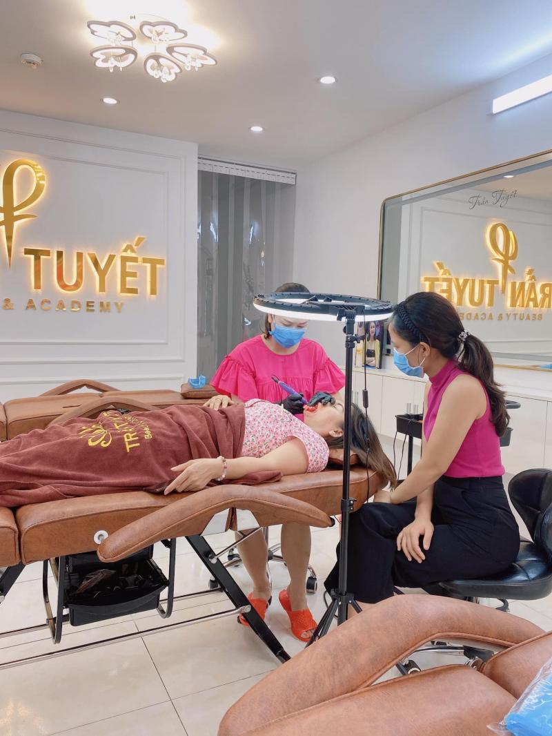 Kĩ thuật Penlips môi tại Trần Tuyết Beauty & Academy