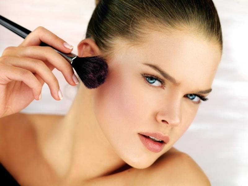 Trang điểm tạo khối cho khuôn mặt Vline.