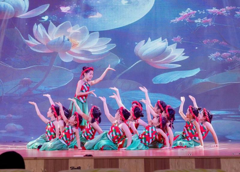 Trang phục biểu diễn Ban Mai