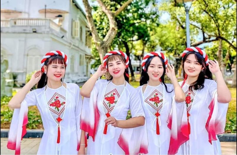 Trang phục biểu diễn Hoa Sen