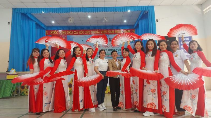 Trang phục biểu diễn Việt Hòa