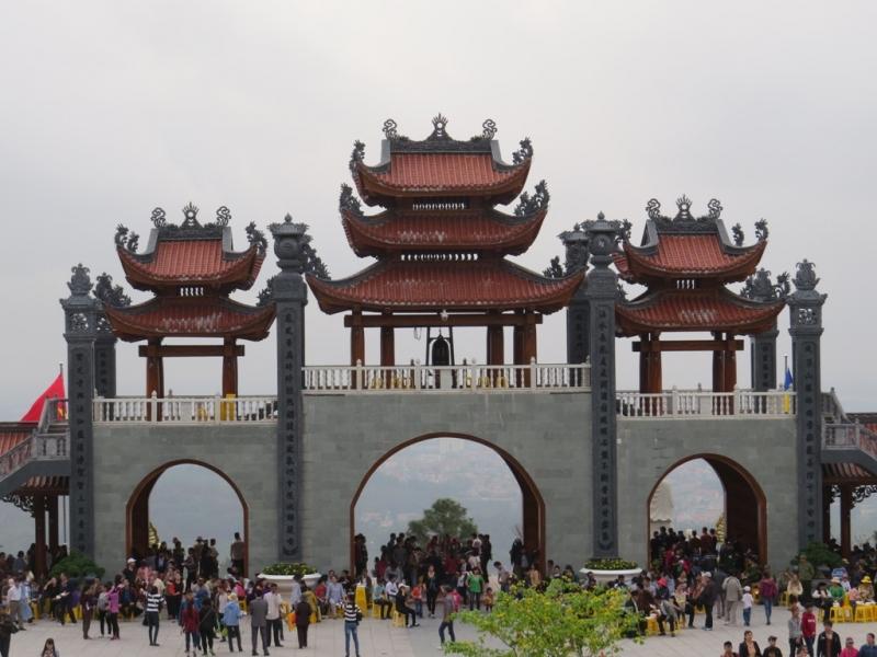 Cổng tam quan nơi đi vào cõi tâm linh