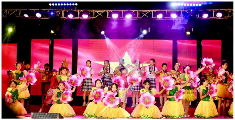 Trang phục văn nghệ Bích Khuê
