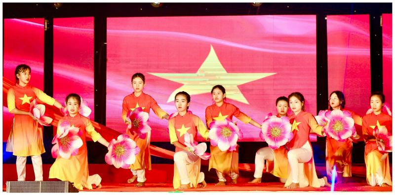 Trang phục văn nghệ Bích Khuê
