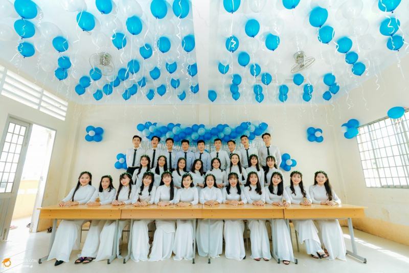 Trang trí phòng học chụp kỷ yếu dùng 2-3 màu chủ yếu